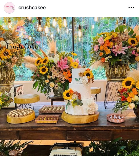 Mesa de casamento com bolo de girassóis de 7 kg