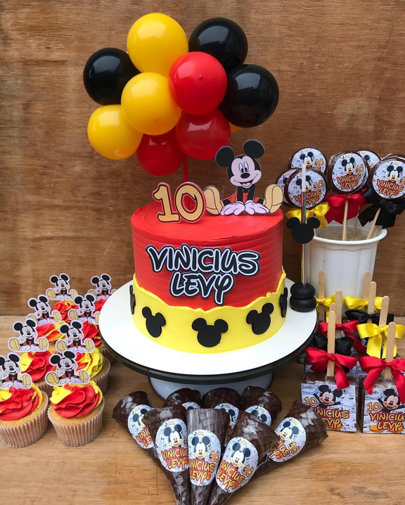 Bolo temático Mickey Mouse de 2,5 kg feito pela Golden Cake em Maringá